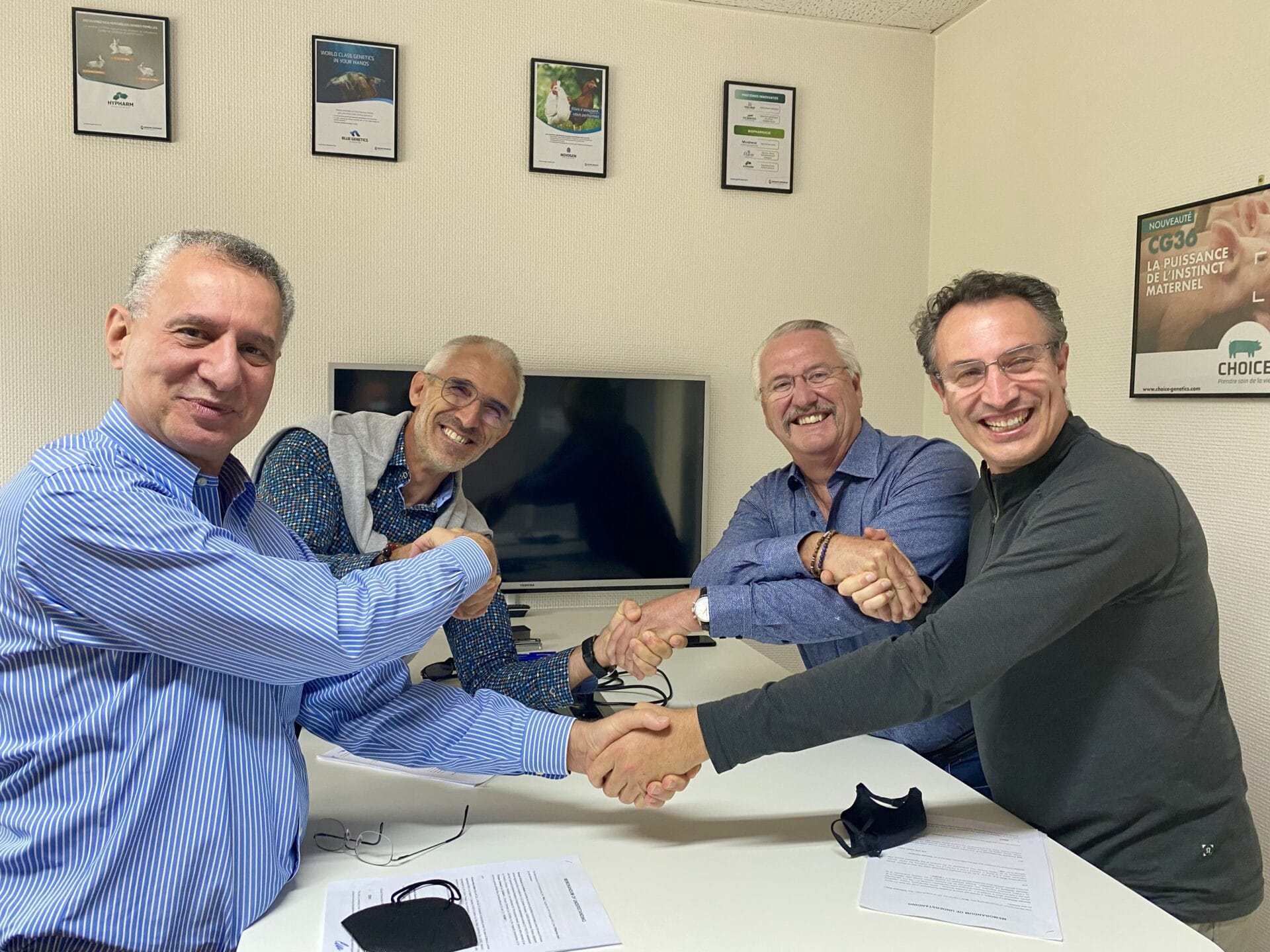 Firma del convenio entre Groupe Grimaud y Sea Products Development en La Corbiere, Francia. De izq. A der. Lorenzo Juarez, Frederic Grimaud, Fred Thurman, Carlos Pineda.