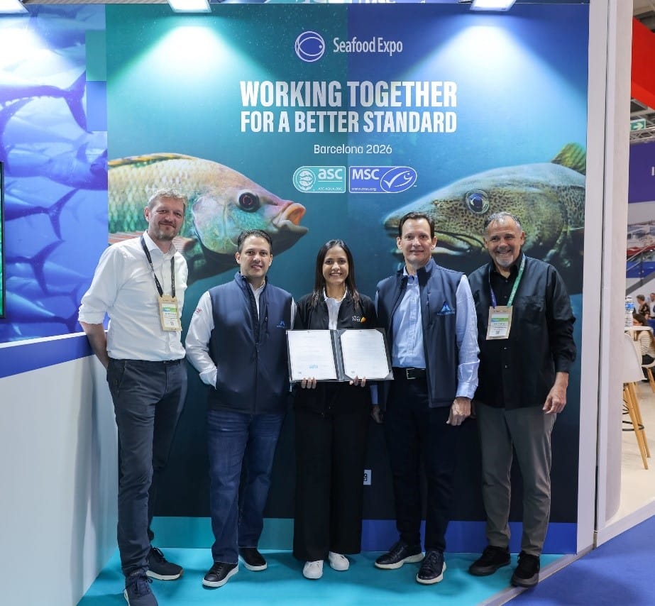 Agropecuaria Nivar team presented with ASC Feed Certificate at SEG 2026